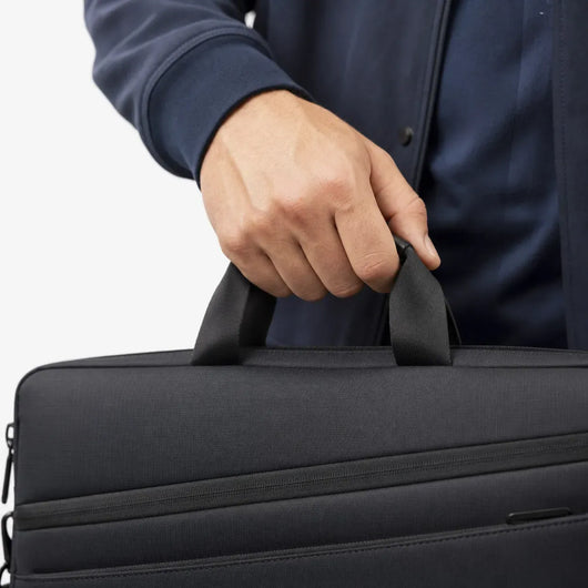 The Sunday Avenue Messenger Bag Laptop Protection - Alistair